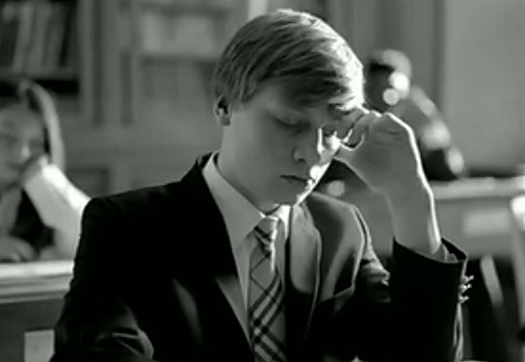 Indochine : le clip choc sur le harcèlement qui fait polémique (CLIP)