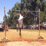 L&rsquo;incroyable saut en hauteur d&rsquo;un étudiant Kenyan (VIDEO)