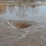 Lettonie : un tourbillon dans une rivière avale tout sur son passage