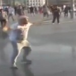 Turquie : manifestant vs canon à eau de la police