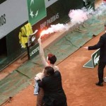 Roland-Garros : un opposant au mariage gay envahit le court (VIDEO)