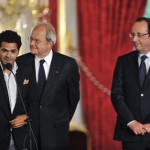 Jamel Debbouze se moque de Sarkozy devant Hollande ! (VIDEO)