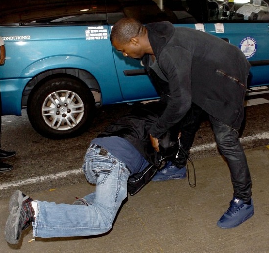 Kanye West agresse un paparazzi (VIDEO)