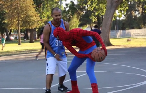 Spiderman joue au Basket (VIDEO)