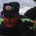 Russie : Il roule avec un policier sur son capot ! (VIDEO)