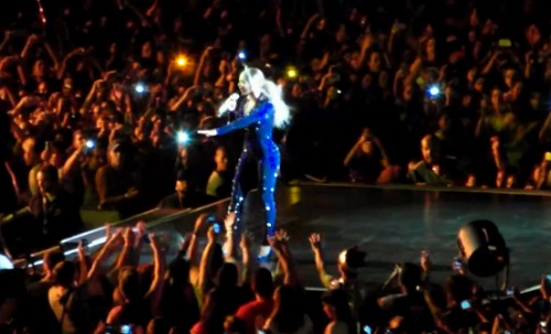 Beyoncé tirée hors de scène par un fan en plein concert (VIDEO)