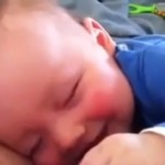Bébé qui rigole pendant son sommeil