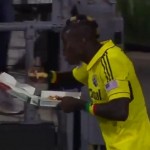 Il célèbre son but en mangeant une pizza