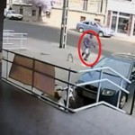 Un agent de sécurité &laquo;&nbsp;course&nbsp;&raquo; un voleur après un braquage (VIDEO)