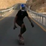 Un longboarder percute violemment une glissière de sécurité