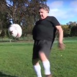 Pierre Ménès relève le défi de Patrice Évra et réalise les 8 jongles (VIDEO)