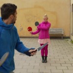 Il joue au ping pong avec des… couteaux