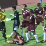 Un arbitre distribue 4 cartons rouges et frappe 2 joueurs (VIDEOS)