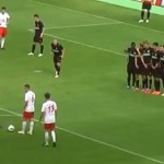 Un coup franc insolite mais efficace !