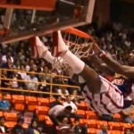 Un Harlem Globetrotter manque de se tuer en dunkant (VIDEO)