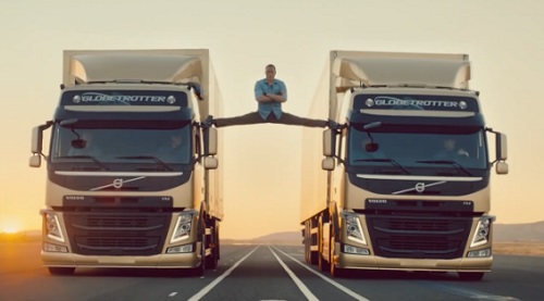 Jean-Claude Van Damme fait un grand écart entre 2 camions en marche (VIDEO)