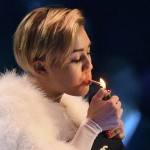 Miley Cyrus fume un joint aux MTV awards (VIDEO)