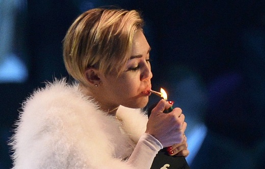 Miley Cyrus fume un joint aux MTV awards (VIDEO)