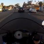 Coup de chance ou maîtrise, ce motard s&rsquo;en sort bien ! (VIDEO)