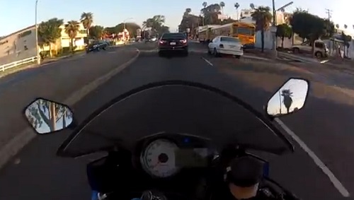 Coup de chance ou maîtrise, ce motard s’en sort bien ! (VIDEO)