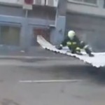 Un pompier croate sur un &laquo;&nbsp;tapis volant&nbsp;&raquo; (VIDEO)