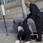 Un policier donne son pull un sans-abri (PHOTOS)