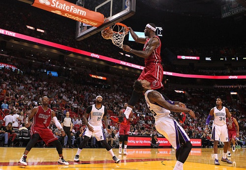 NBA : l’énorme dunk de LeBron James (VIDEO)