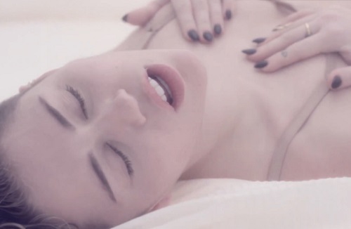 Miley Cyrus – Adore You (CLIP)