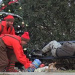 Ils offrent des cadeaux de Noël à des SDF (VIDEO)