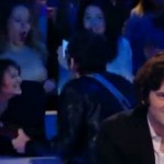 Grand Journal : une fan hystérique montre ses seins à Matthieu Chedid (VIDEO)
