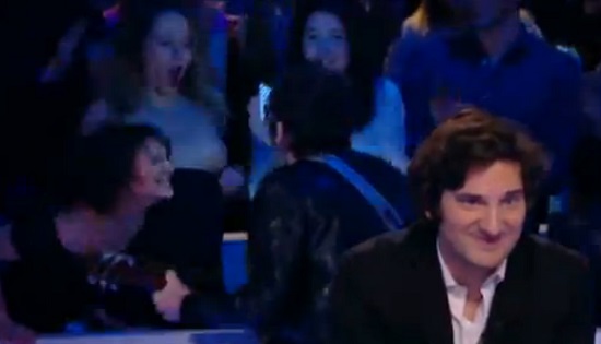 Grand Journal : une fan hystérique montre ses seins à Matthieu Chedid (VIDEO)