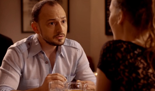 SFR Golden Moustache – La révélation : elle avoue à son copain qu’elle l’a trompé avec… (VIDEO)