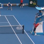 Tennis : Un ramasseur prend une balle en plein visage (VIDEO)