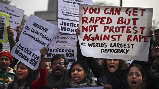 Inde : un conseil de village condamne une femme à un viol collectif (VIDEO)