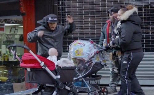 Un bébé terrorise les passants (VIDEO)