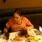 Elle mange un steak de 2 kilos en moins de 3 minutes (VIDEO)