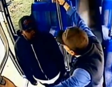 Choc : un chauffeur de bus violemment agressé par un passager (VIDEO)