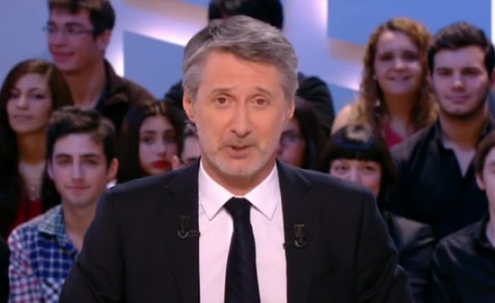 Antoine de Caunes insulte le « lanceur de chat » (VIDEO)
