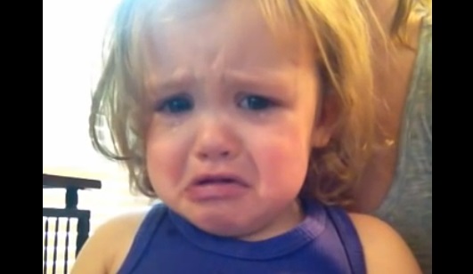 Une fillette pleure en écoutant la chanson de mariage de ses parents (VIDEO)