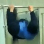 L&rsquo;idiot du jour fait de la gym dans les toilettes (VIDEO)