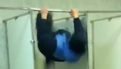 L&rsquo;idiot du jour fait de la gym dans les toilettes (VIDEO)