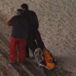 Ivre, ses potes le traînent pour le ramener chez lui (VIDEO)