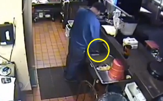 Un employé de Pizza Hut filmé en train d’uriner dans un évier de la cuisine (VIDEO)