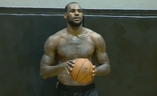 LeBron James travaille son dunk à l’entraînement (VIDEO)