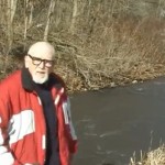Un reporter tombe dans une rivière contaminée (VIDEO)