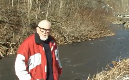Un reporter tombe dans une rivière contaminée (VIDEO)