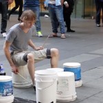 Un batteur de rue fait son show à Sydney (VIDEO)