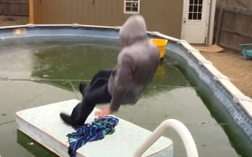 Papa fait la bombe dans une piscine gelée (VIDEO)