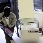 Israël : le braquage d&rsquo;une bijouterie au couteau tourne au ridicule (VIDEO)