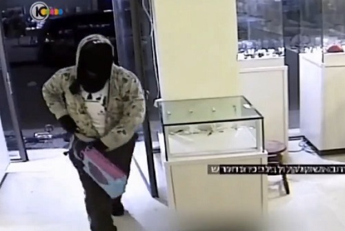 Israël : le braquage d’une bijouterie au couteau tourne au ridicule (VIDEO)
